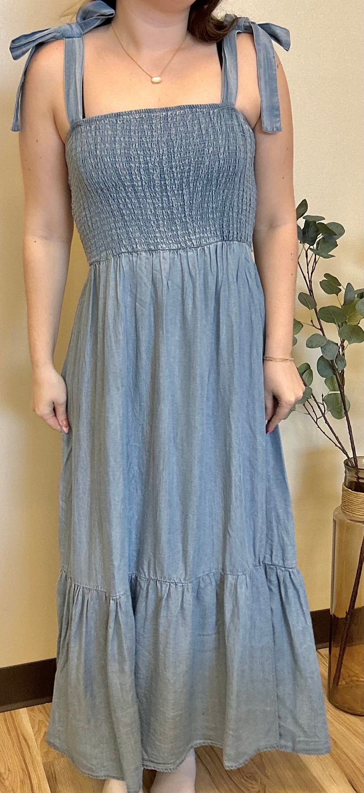 LIVE IN THE MOMENT SMOCKED CHAMBRAY MIDI DRESS