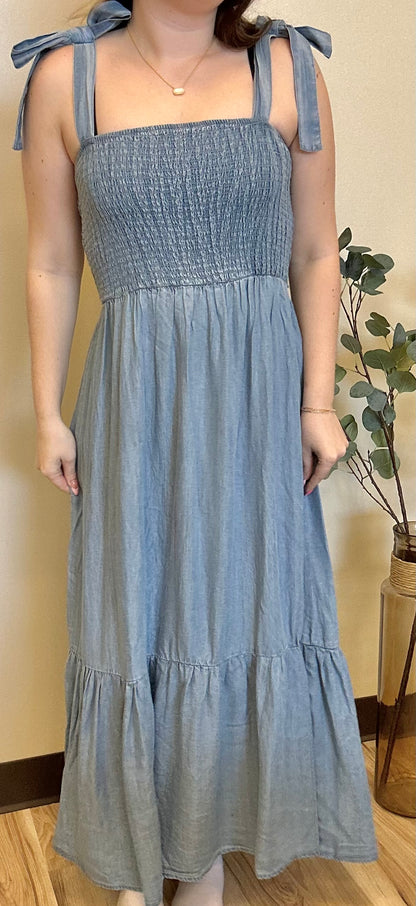 LIVE IN THE MOMENT SMOCKED CHAMBRAY MIDI DRESS