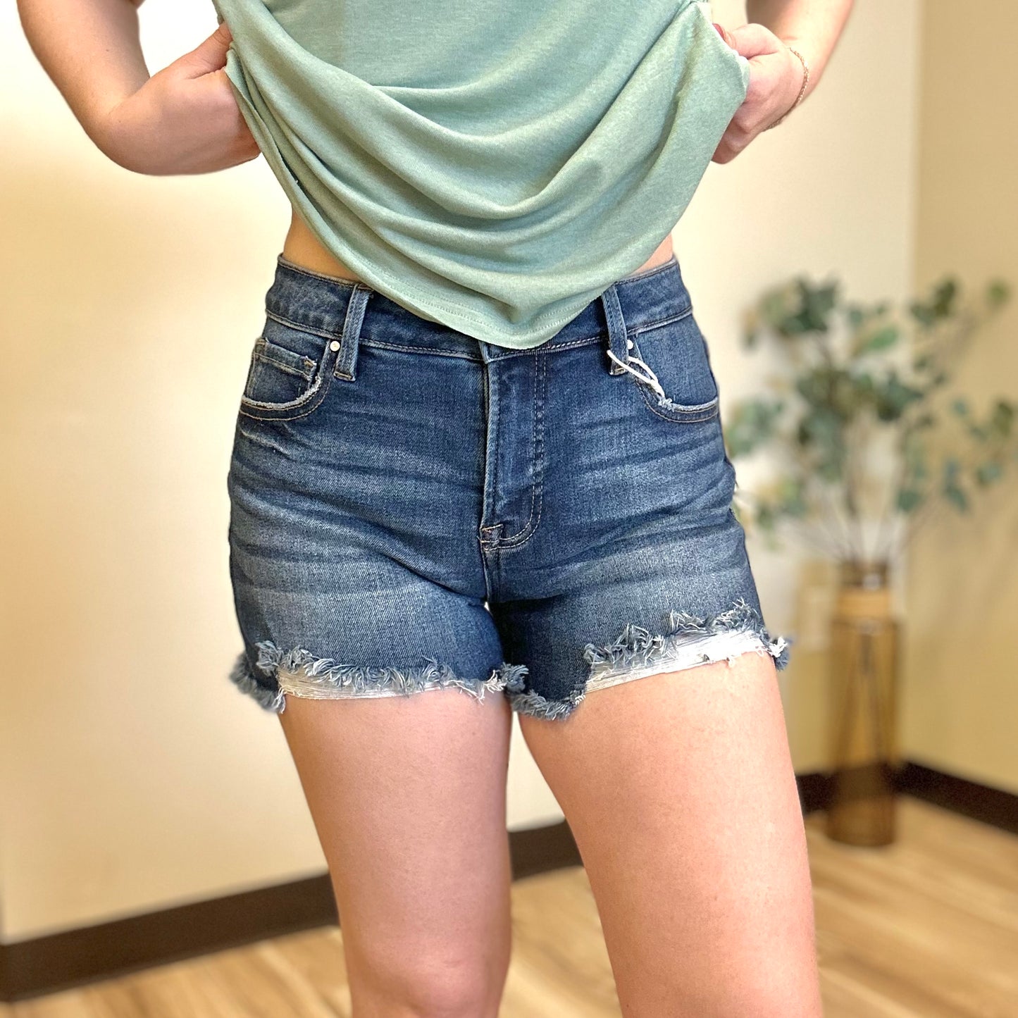 Ruby Risen Shorts - Dark Wash